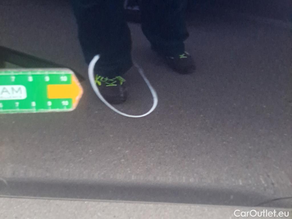  Volkswagen  Golf  VOLKSWAGEN / 2016 / 5P / berlina con portón Advance 1.6 TDI 85kW (115CV) DSG #17