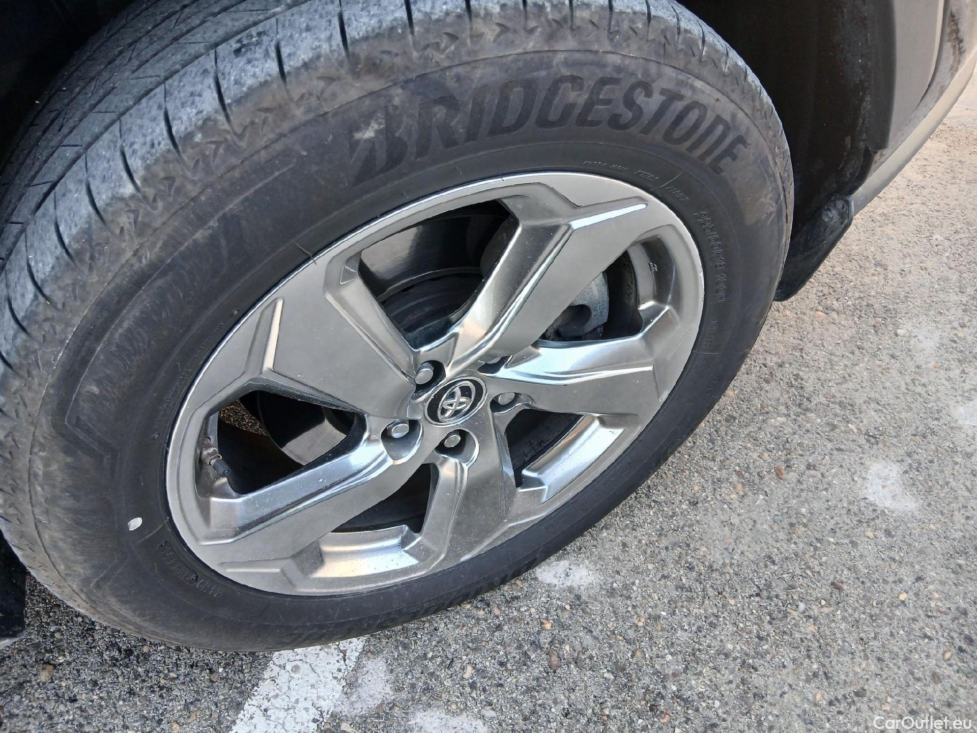  Toyota  RAV4 TOYOTA  / 2018 / 5P / todoterreno 2.5l 220H Advance #32