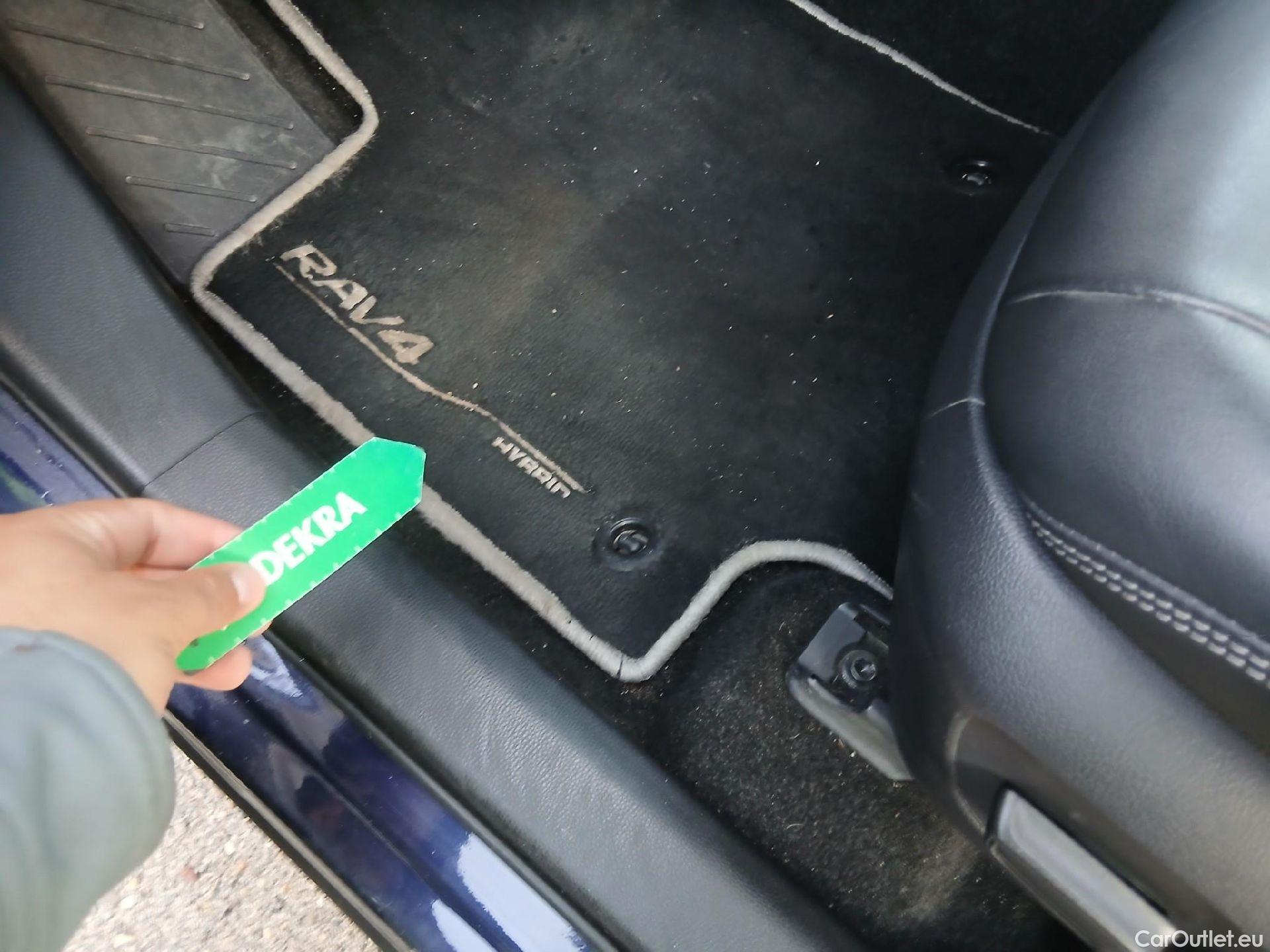  Toyota  RAV4 TOYOTA  / 2018 / 5P / todoterreno 2.5l 220H Advance #2