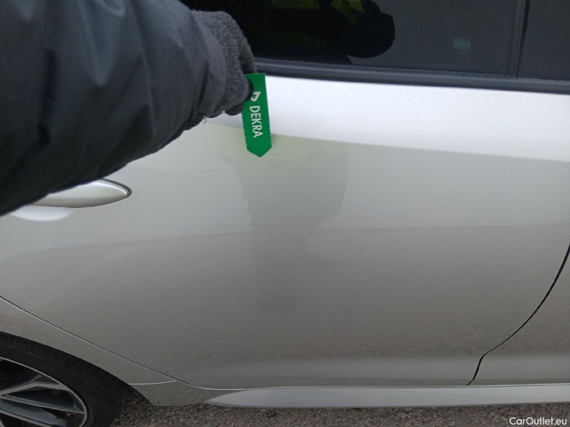  Toyota  Corolla TOYOTA  / 2019 / 5P / berlina con portón 2.0 180H ADVANCE E-CVT #13