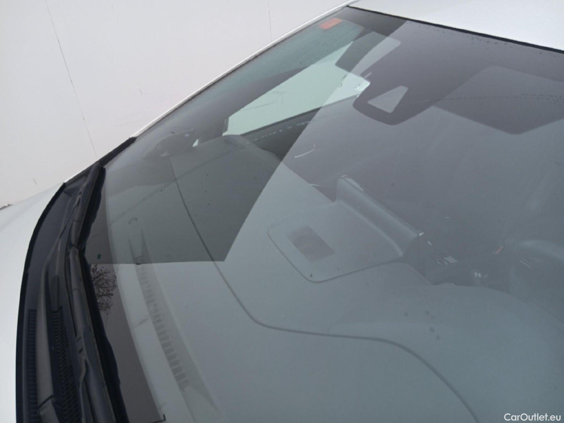  Toyota  Corolla TOYOTA  / 2019 / 5P / berlina con portón 2.0 180H ADVANCE E-CVT #1