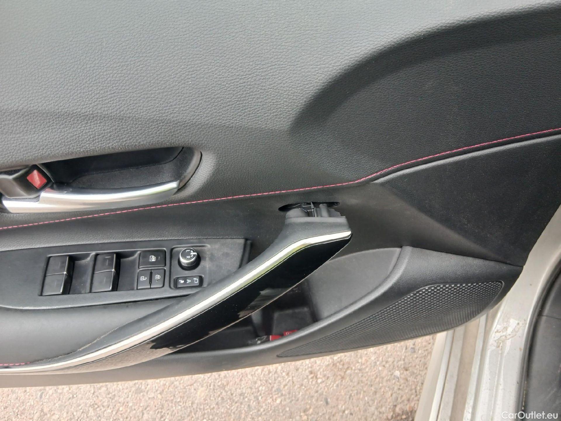  Toyota  Corolla TOYOTA  / 2019 / 5P / berlina con portón 2.0 180H ADVANCE E-CVT #22