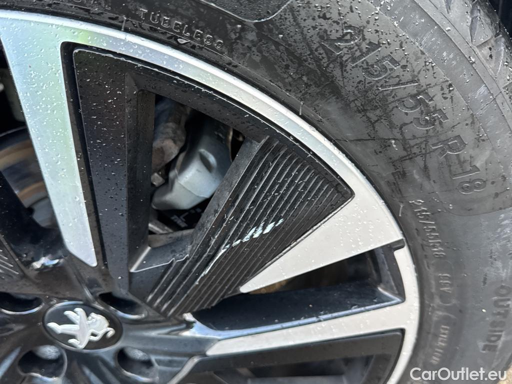  Peugeot  2008 PEUGEOT  / 2019 / 5P / todoterreno GT Pack Puretech 130 S&S EAT8 #44