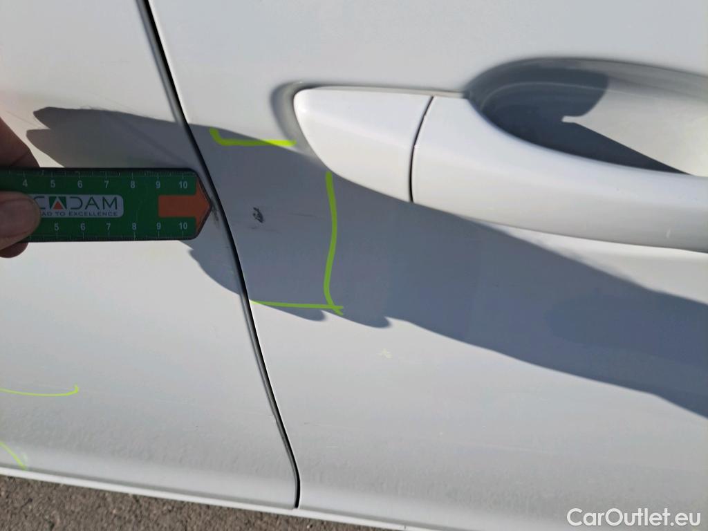  Peugeot  308 PEUGEOT  / 2017 / 5P / berlina con portón 5p Active Pack BlueHDi 130 S&S #2