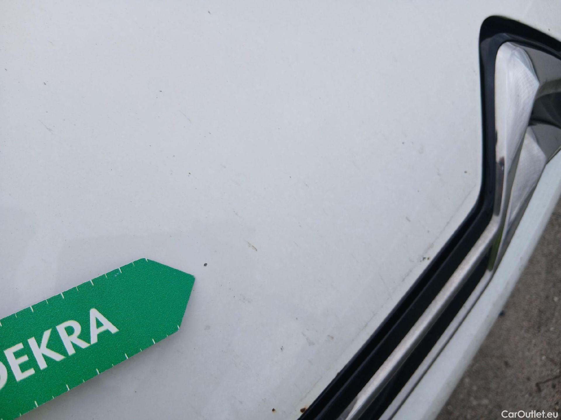  Citroen  C4 Cactus CITROEN  / 2018 / 5P / berlina con portón BlueHDi 100 S&S C-Series(SP) #4