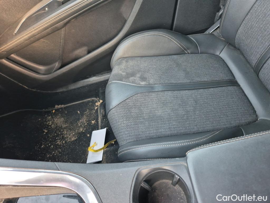  Peugeot  5008 PEUGEOT  / 2017 / 5P / todoterreno GT Line 1.6 PureTech 132kW (180CV) EAT8 #17