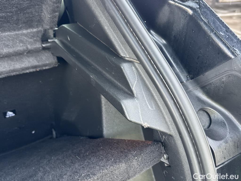  Peugeot  2008 PEUGEOT  / 2019 / 5P / todoterreno GT Pack Puretech 130 S&S EAT8 #21