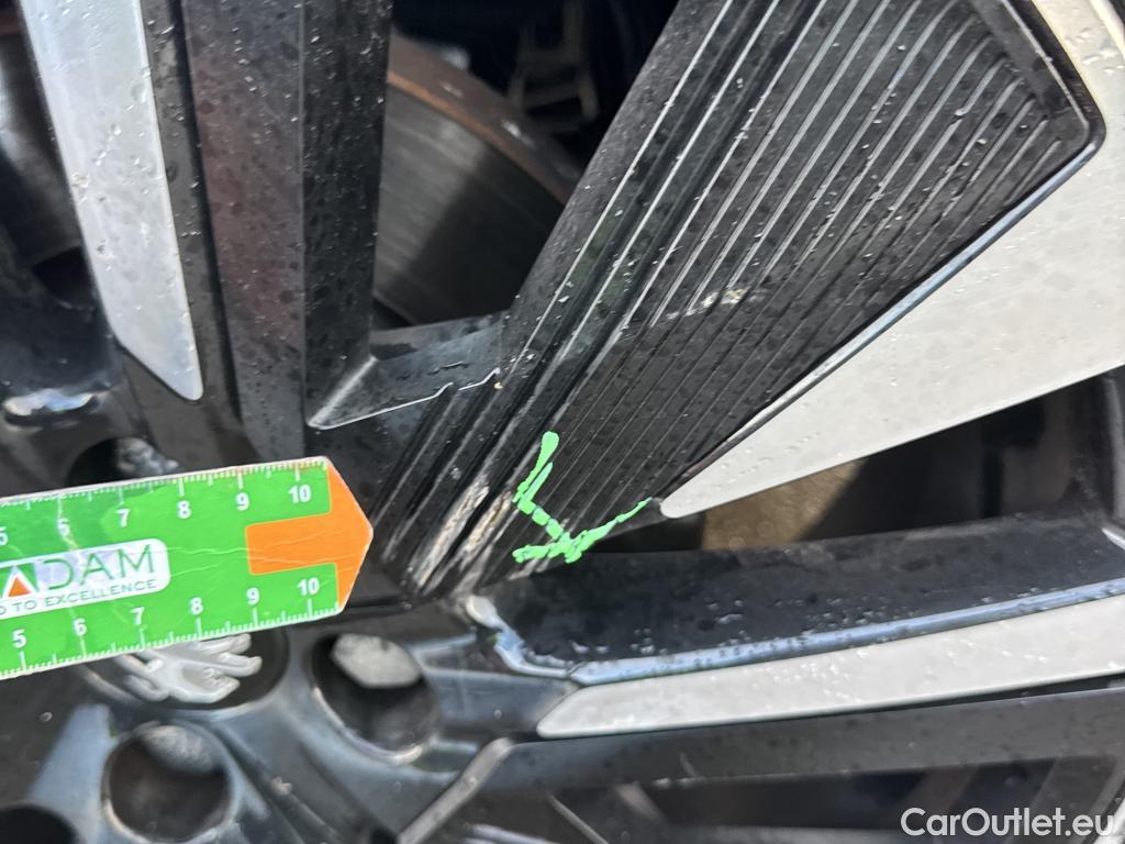  Peugeot  2008 PEUGEOT  / 2019 / 5P / todoterreno GT Pack Puretech 130 S&S EAT8 #47