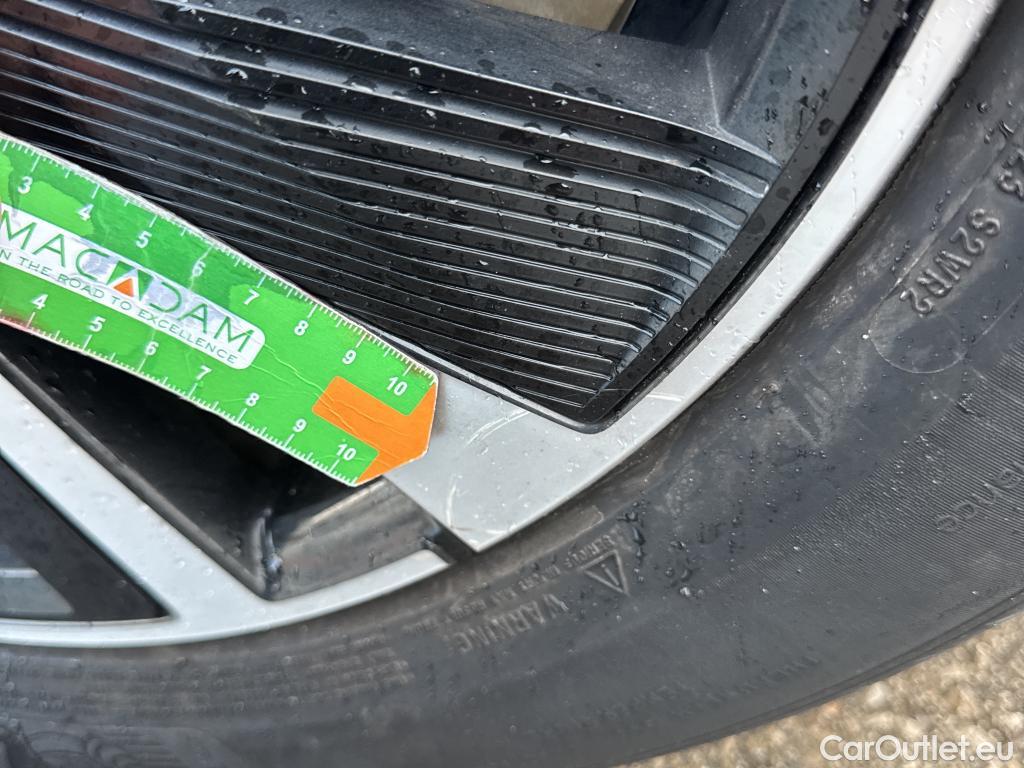  Peugeot  2008 PEUGEOT  / 2019 / 5P / todoterreno GT Pack Puretech 130 S&S EAT8 #61