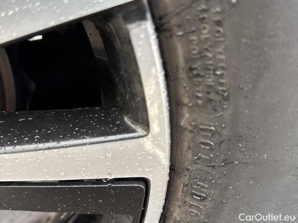  Peugeot  2008 PEUGEOT  / 2019 / 5P / todoterreno GT Pack Puretech 130 S&S EAT8 #63