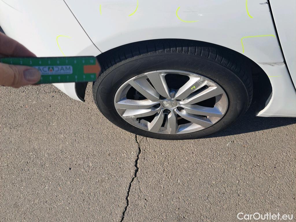  Peugeot  308 PEUGEOT  / 2017 / 5P / berlina con portón 5p Active Pack BlueHDi 130 S&S #17