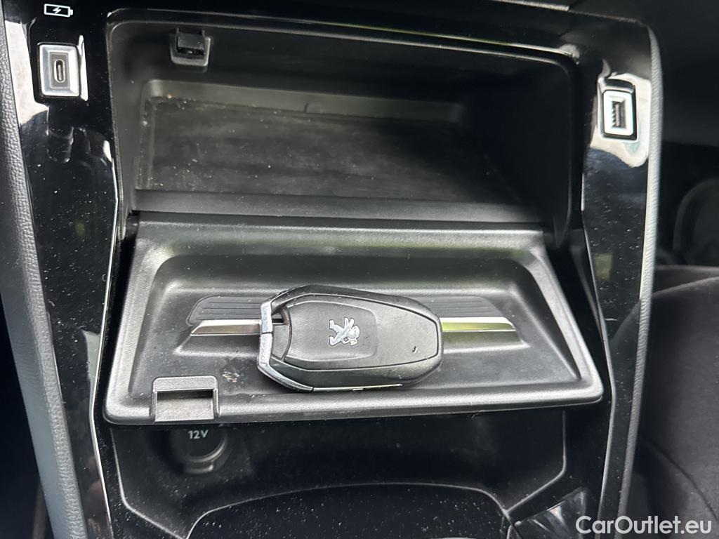  Peugeot  2008 PEUGEOT  / 2019 / 5P / todoterreno GT Pack Puretech 130 S&S EAT8 #23