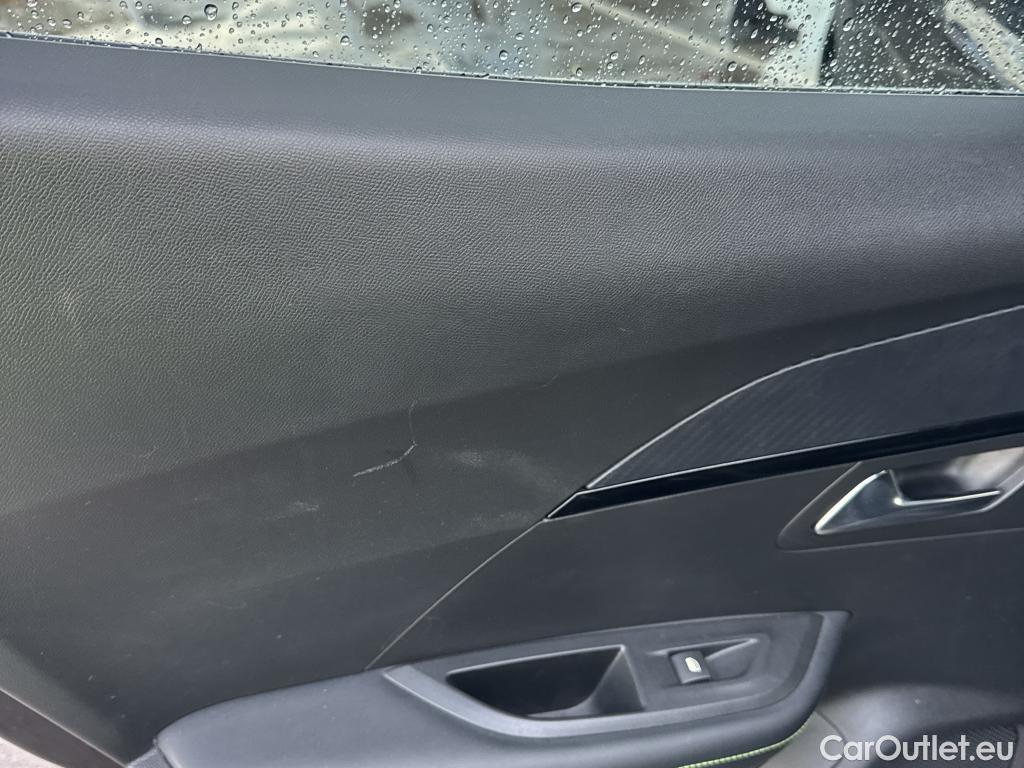  Peugeot  2008 PEUGEOT  / 2019 / 5P / todoterreno GT Pack Puretech 130 S&S EAT8 #19