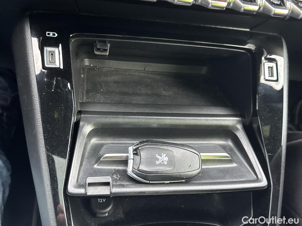  Peugeot  2008 PEUGEOT  / 2019 / 5P / todoterreno GT Pack Puretech 130 S&S EAT8 #24