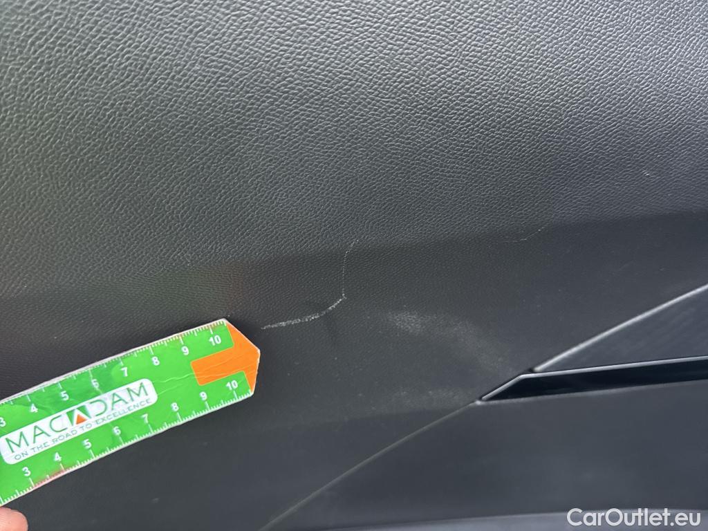  Peugeot  2008 PEUGEOT  / 2019 / 5P / todoterreno GT Pack Puretech 130 S&S EAT8 #20