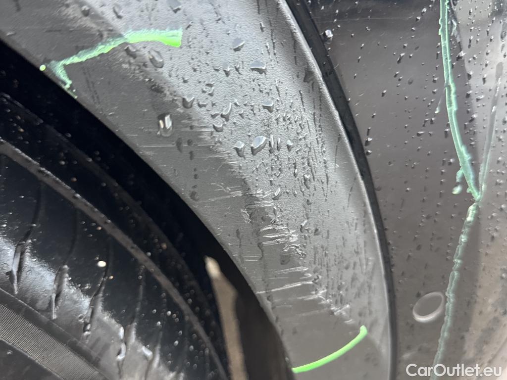  Peugeot  2008 PEUGEOT  / 2019 / 5P / todoterreno GT Pack Puretech 130 S&S EAT8 #32