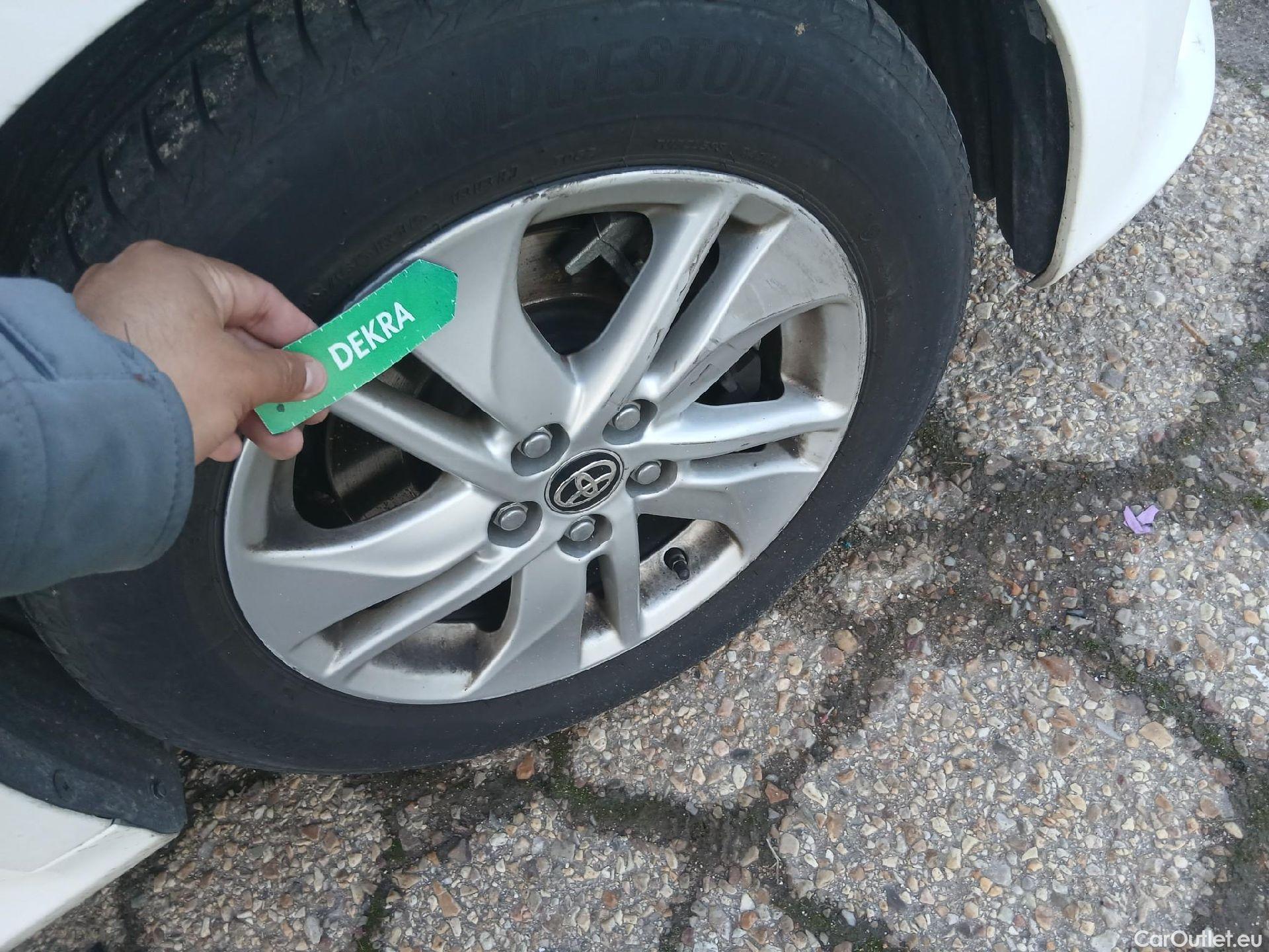  Toyota  Yaris TOYOTA  / 2020 / 5P / berlina con portón 1.5 120H Business Plus #19