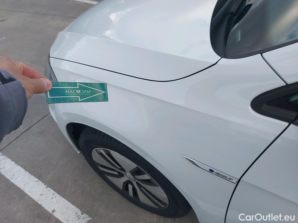  Volkswagen  Golf  VOLKSWAGEN / 2016 / 5P / berlina con portón e-ePower 110 kW (136CV) #17