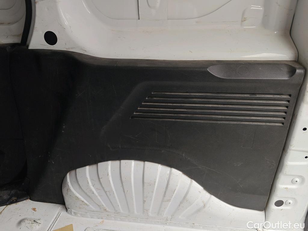  Opel  Combo OPEL  / 2018 / 3P / furgón derivado de turismo Cargo L 1000kg Diesel 1.5 100HP S&S MT E (AC) #47