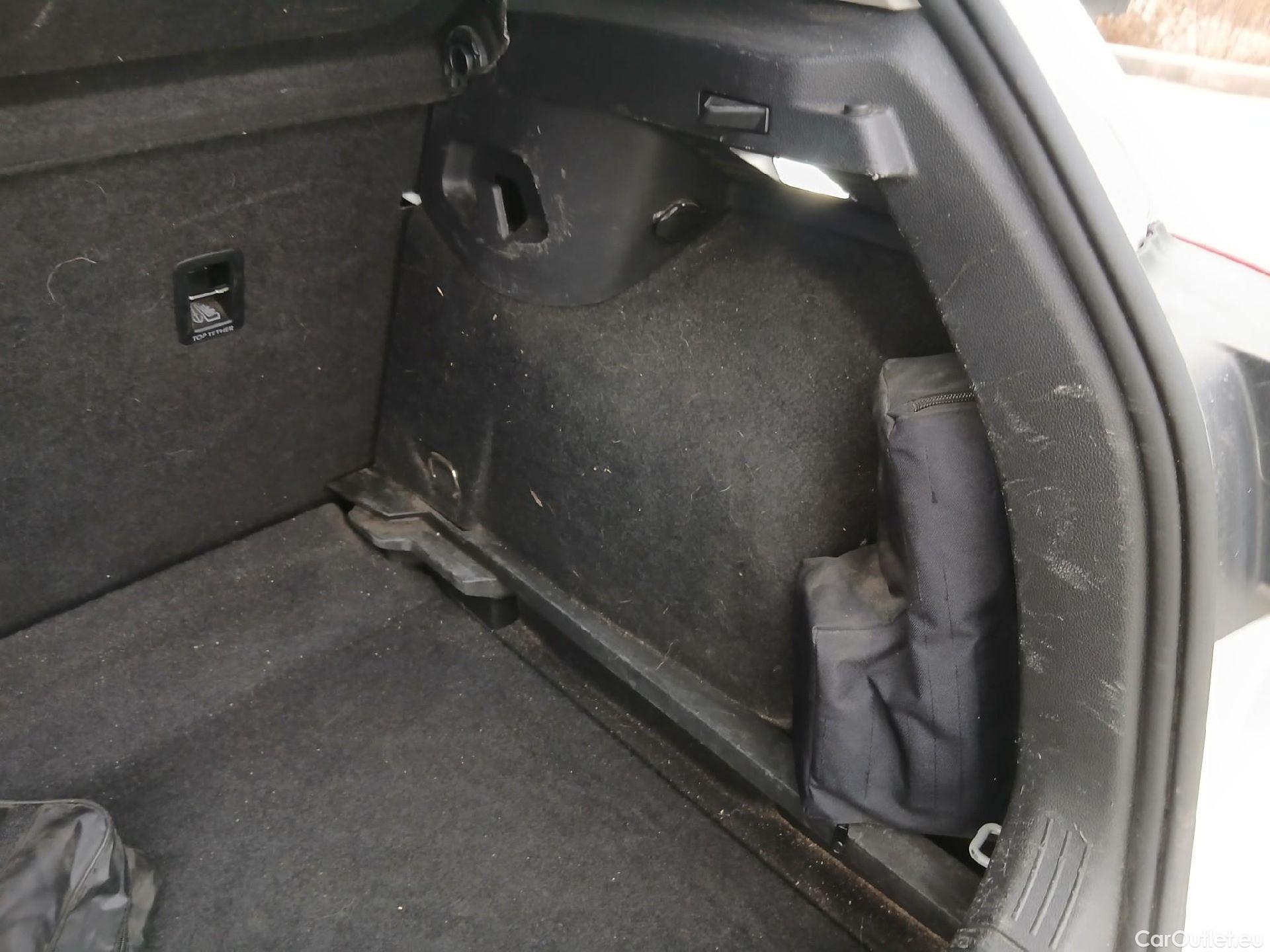  Volkswagen  Golf  VOLKSWAGEN / 2020 / 5P / berlina con portón Life 1.0 eTSI 81kW (110CV) DSG #33