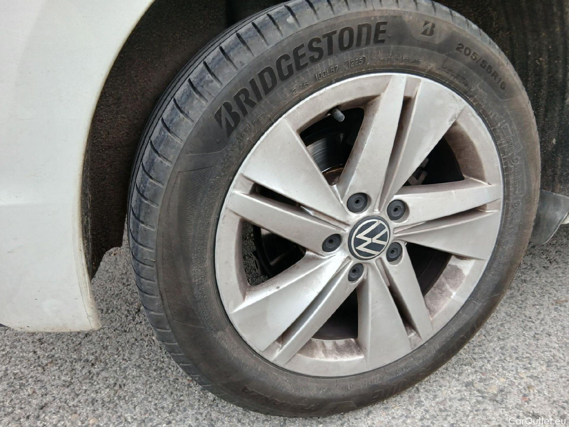  Volkswagen  Golf  VOLKSWAGEN / 2020 / 5P / berlina con portón Life 1.0 eTSI 81kW (110CV) DSG #36