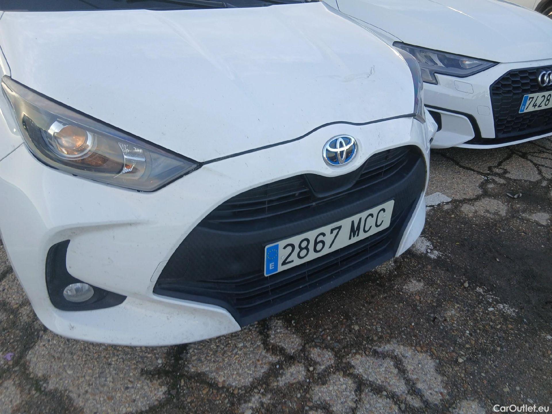  Toyota  Yaris TOYOTA  / 2020 / 5P / berlina con portón 1.5 120H Business Plus #3