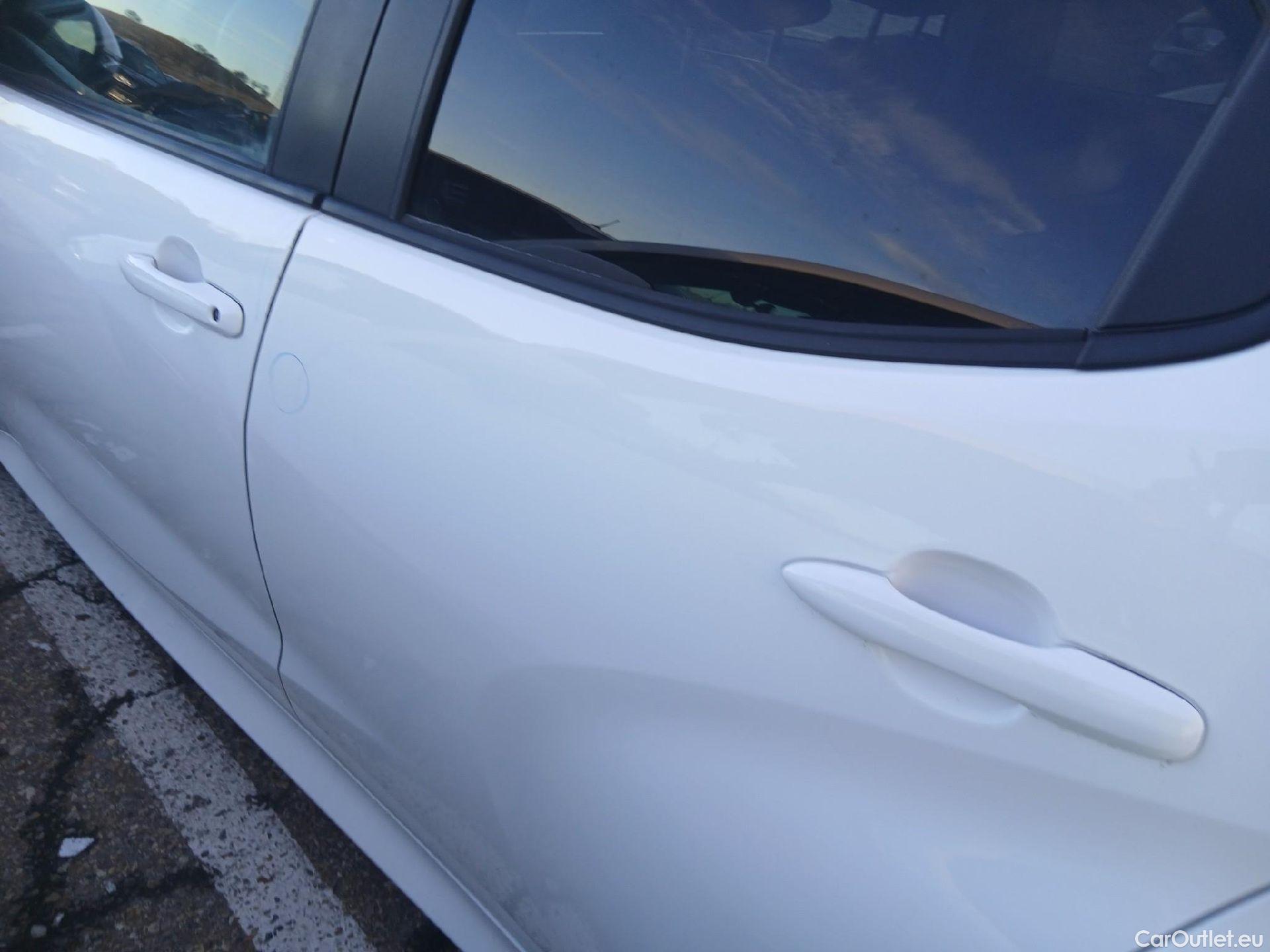  Toyota  Yaris TOYOTA  / 2020 / 5P / berlina con portón 1.5 120H Business Plus #8