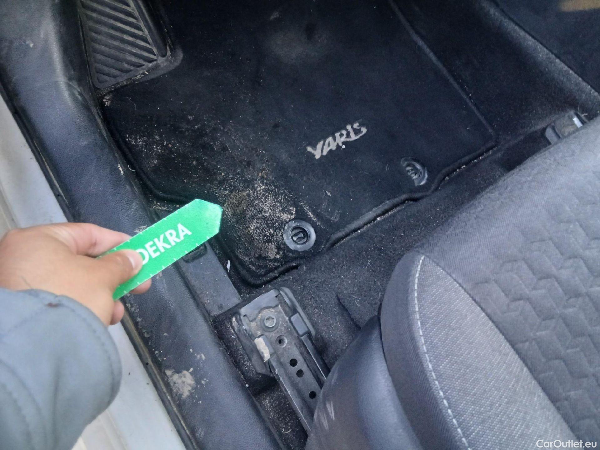  Toyota  Yaris TOYOTA  / 2020 / 5P / berlina con portón 1.5 120H Business Plus #2