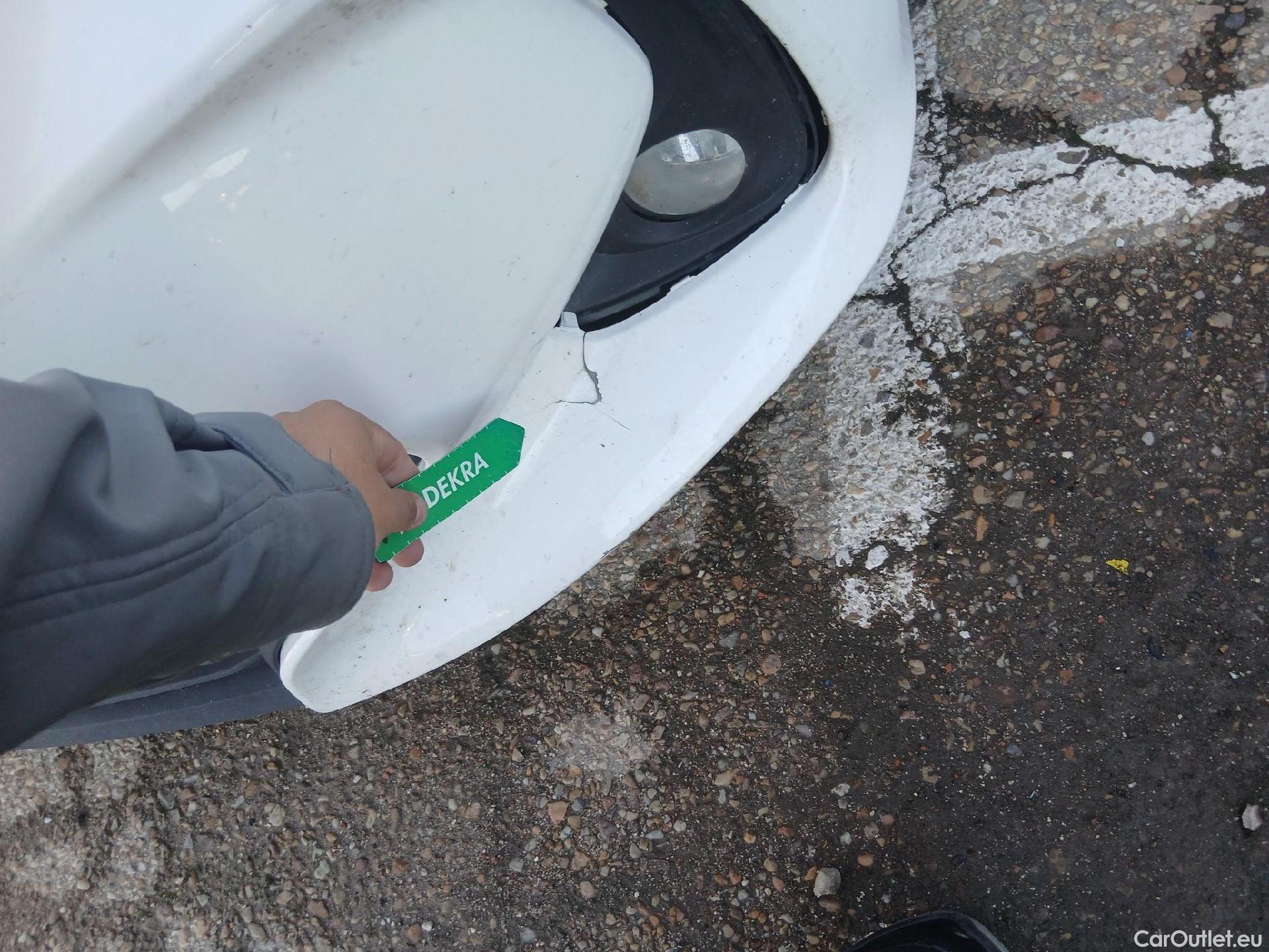  Toyota  Yaris TOYOTA  / 2020 / 5P / berlina con portón 1.5 120H Business Plus #4