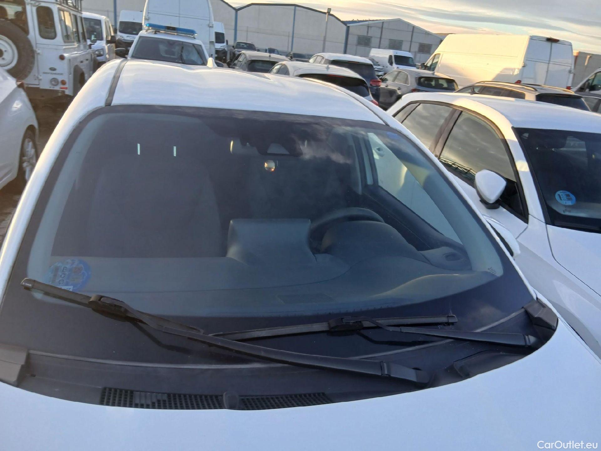  Toyota  Yaris TOYOTA  / 2020 / 5P / berlina con portón 1.5 120H Business Plus #6