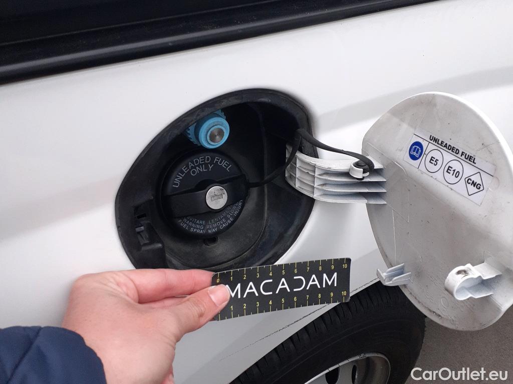  Fiat  Fiorino FIAT  / 2016 / 3P / furgón derivado de turismo Cargo Base 1.4 Natural Power 51kW (70CV)  #39