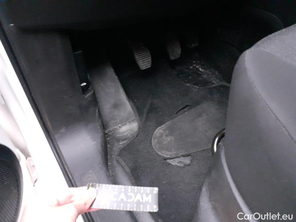  Fiat  Fiorino FIAT  / 2016 / 3P / furgón derivado de turismo Cargo Base 1.4 Natural Power 51kW (70CV)  #45