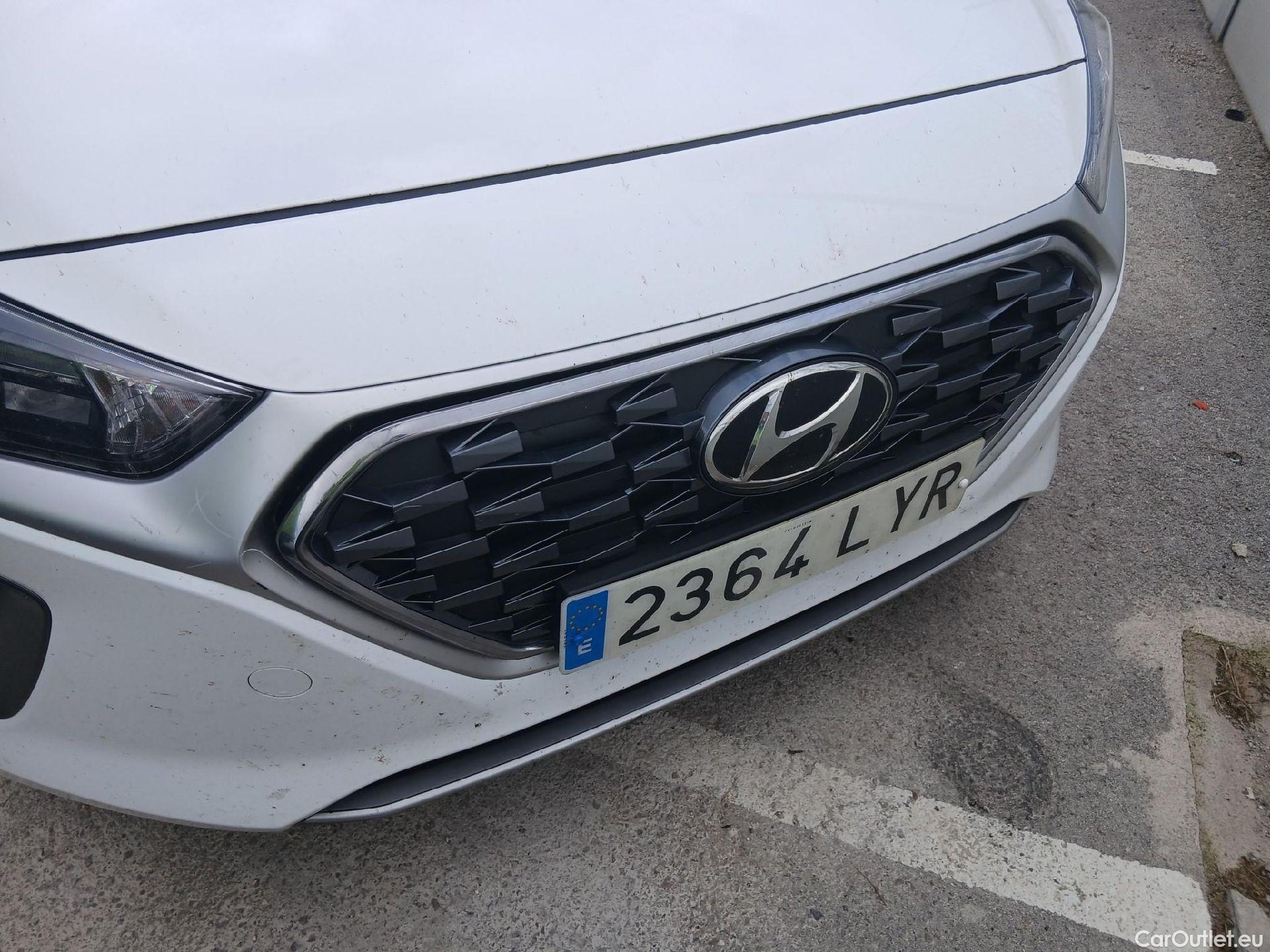  Hyundai   Ioniq HYUNDAI / 2019 / 5P / berlina con portón 1.6 GDI HEV Tecno DCT #18