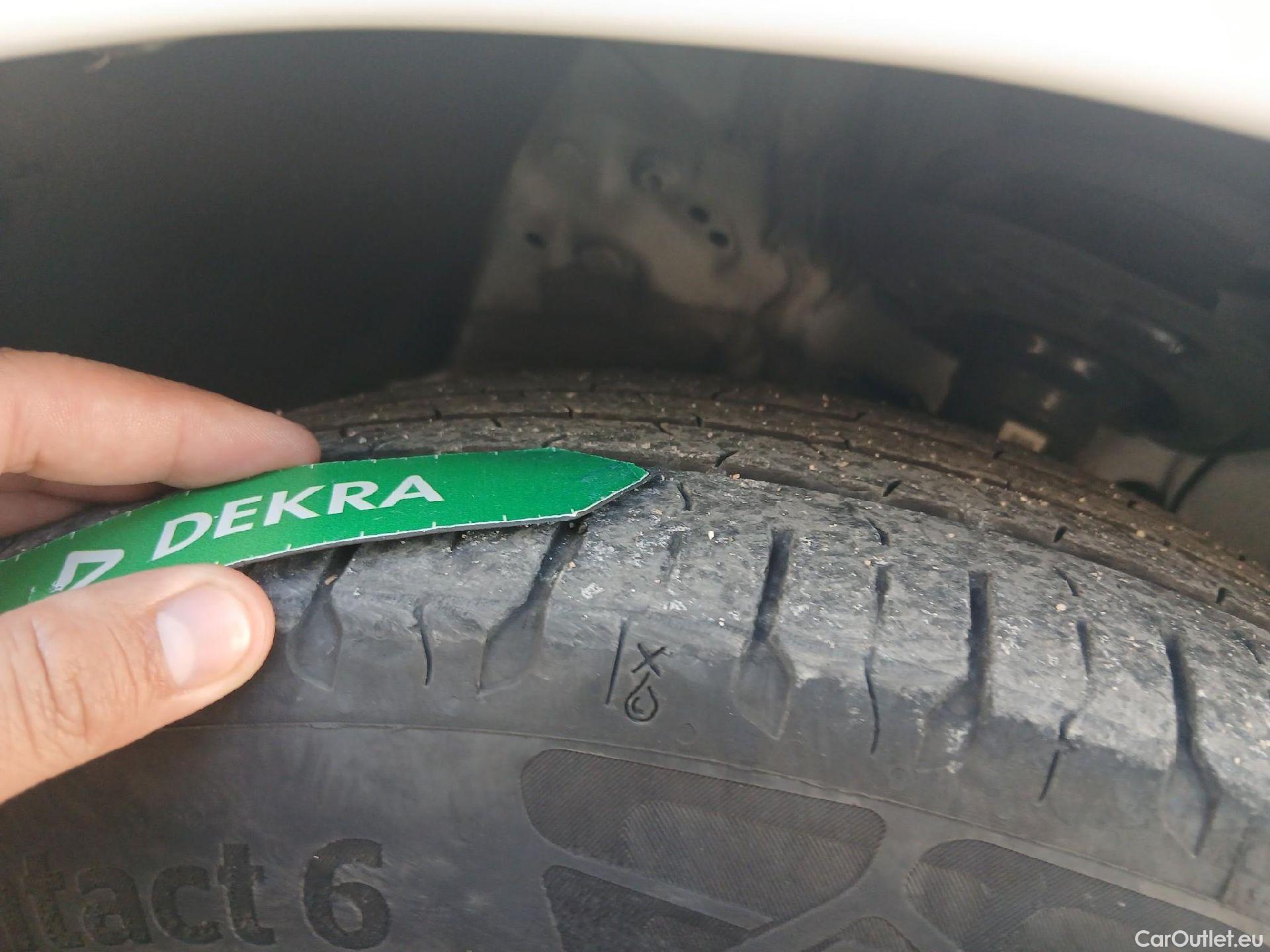  Toyota  Yaris TOYOTA  / 2020 / 5P / berlina con portón 1.5 120H Active Tech #5