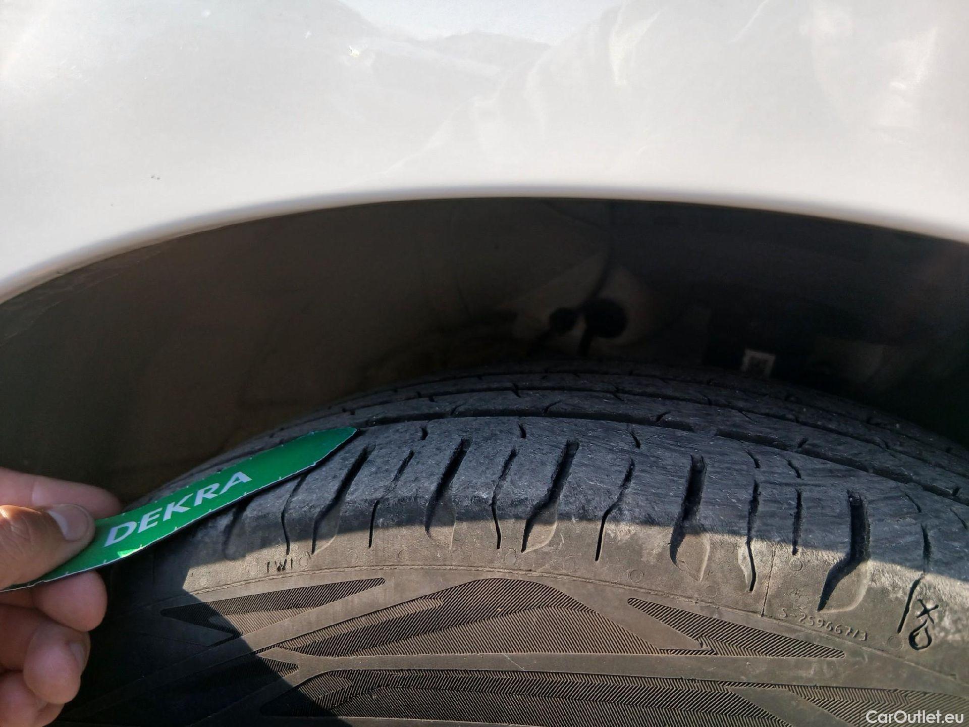  Toyota  Yaris TOYOTA  / 2020 / 5P / berlina con portón 1.5 120H Active Tech #3