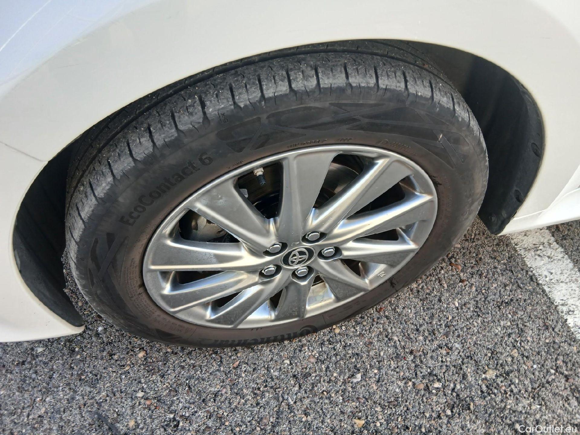  Toyota  Yaris TOYOTA  / 2020 / 5P / berlina con portón 1.5 120H Active Tech #4