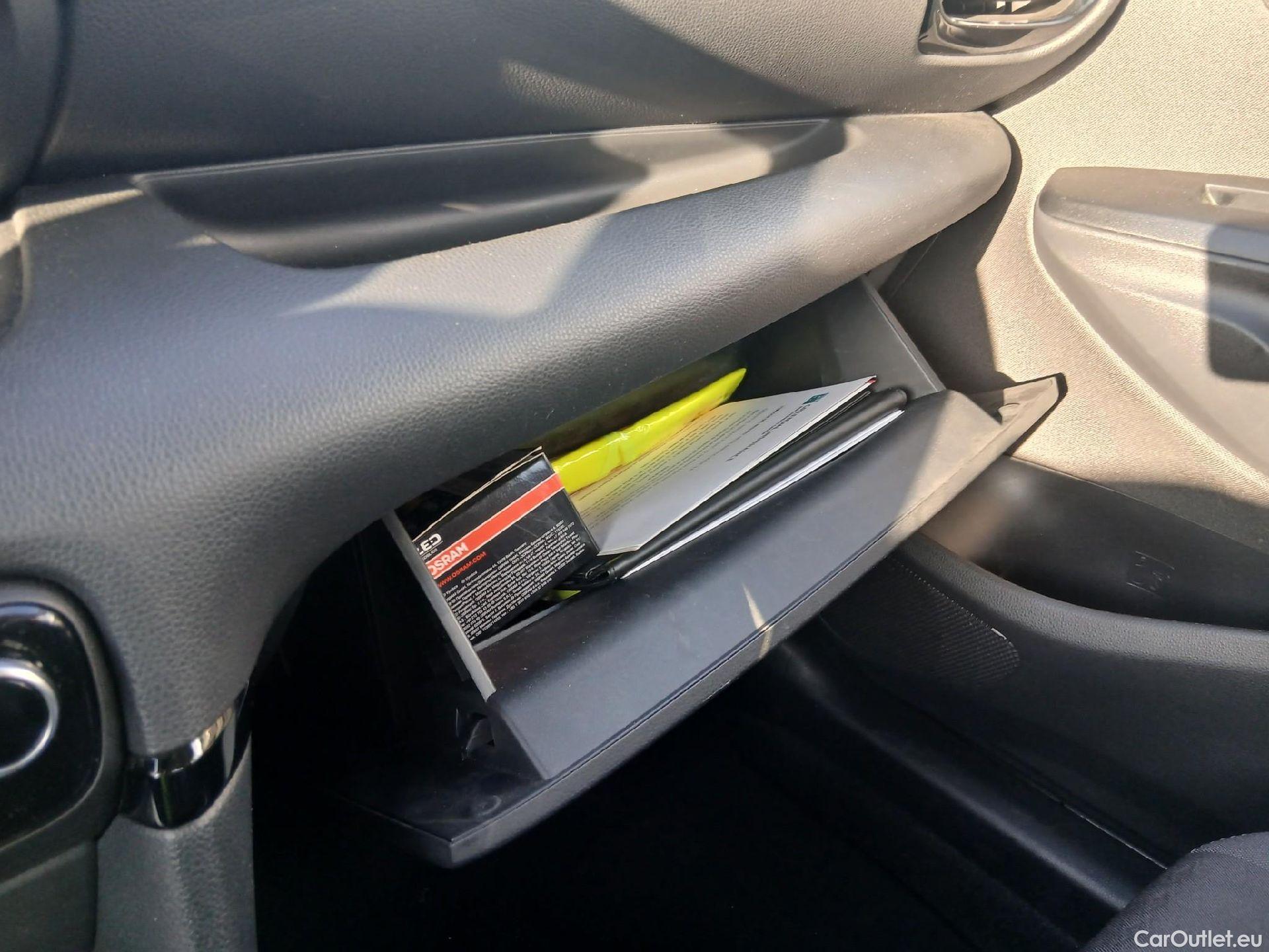  Toyota  Yaris TOYOTA  / 2020 / 5P / berlina con portón 1.5 120H Active Tech #1