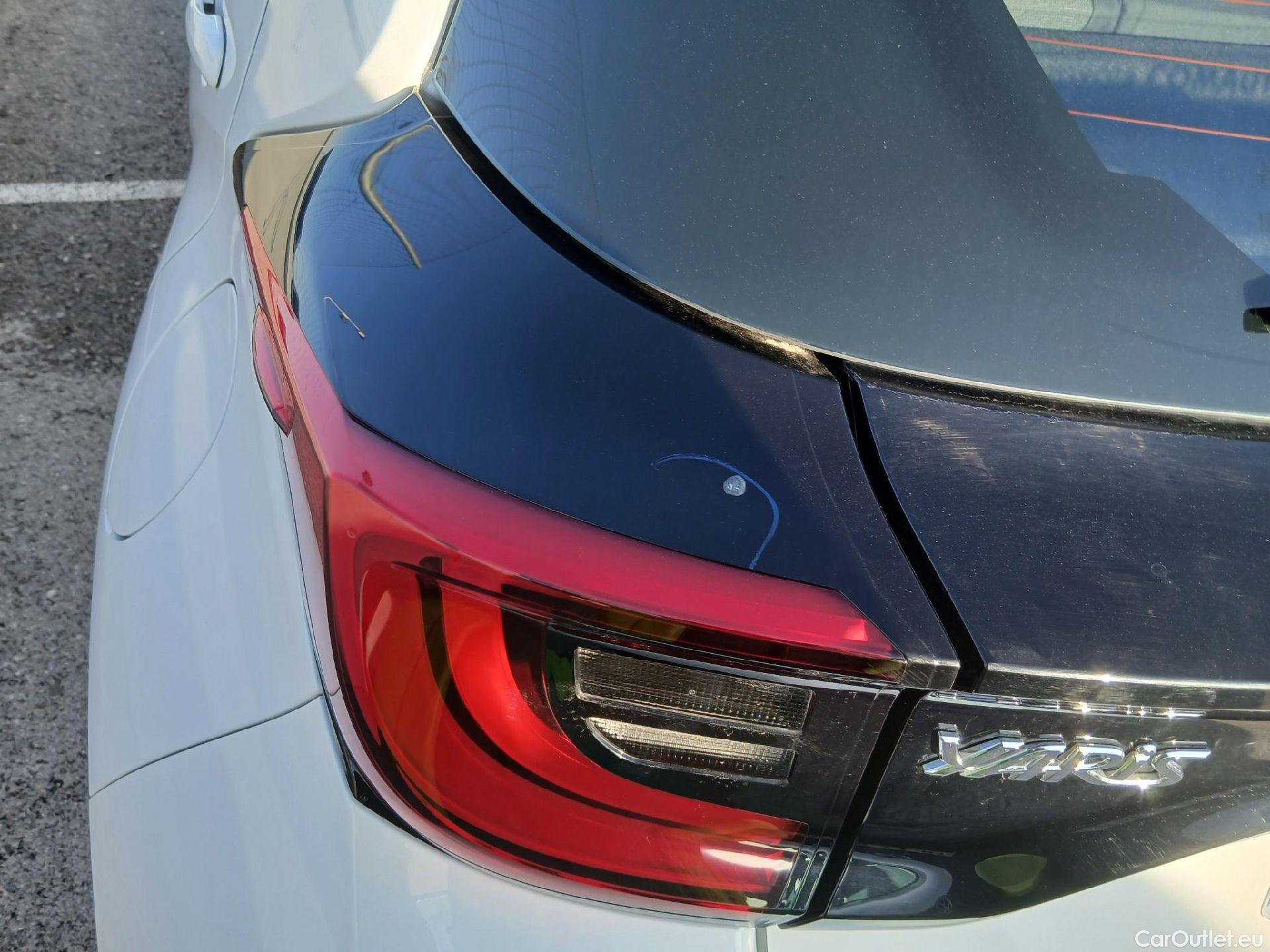  Toyota  Yaris TOYOTA  / 2020 / 5P / berlina con portón 1.5 120H Active Tech #20