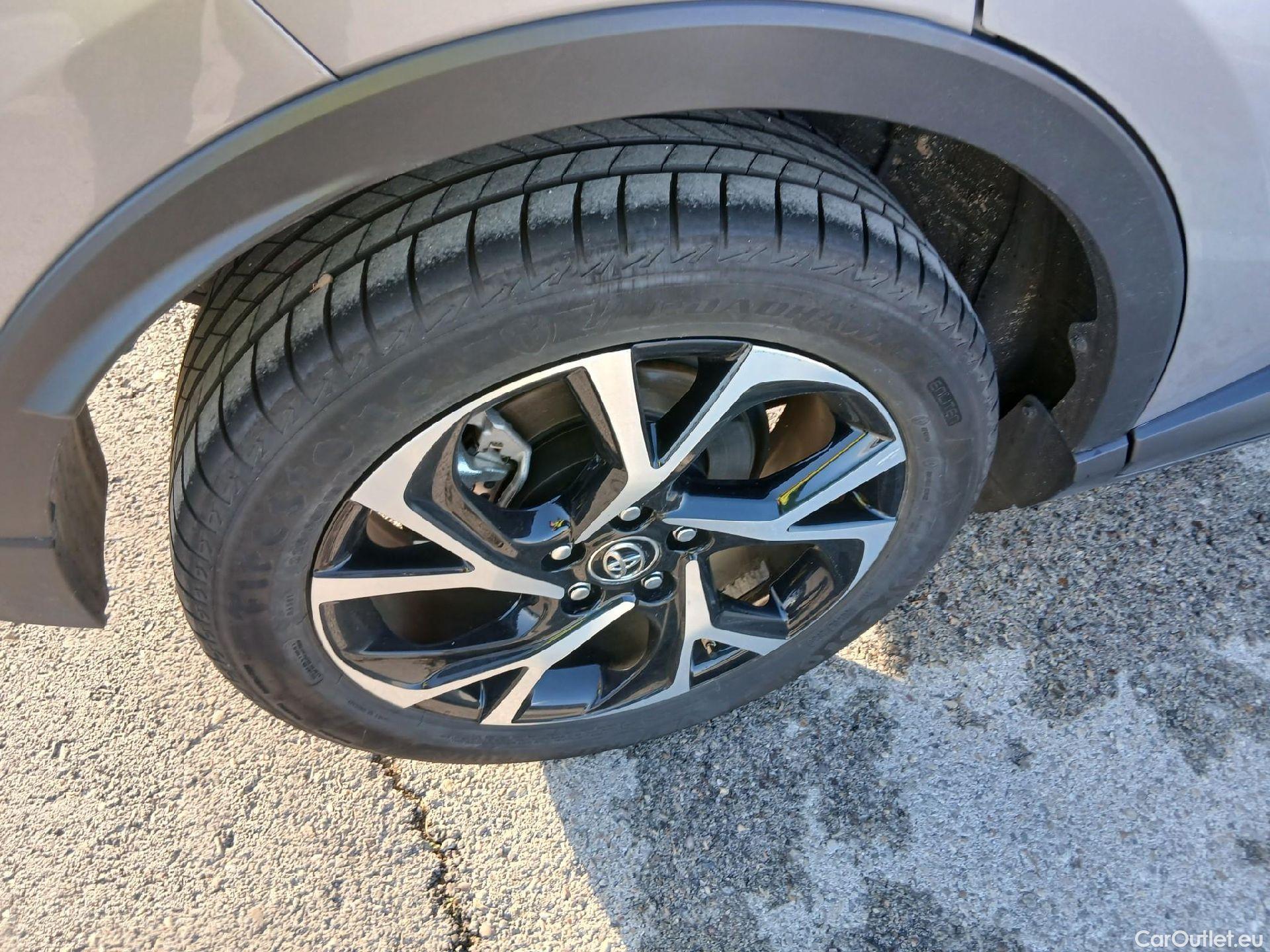  Toyota  C-HR TOYOTA  / 2016 / 5P / todoterreno 1.8 125H Advance (CX) #4