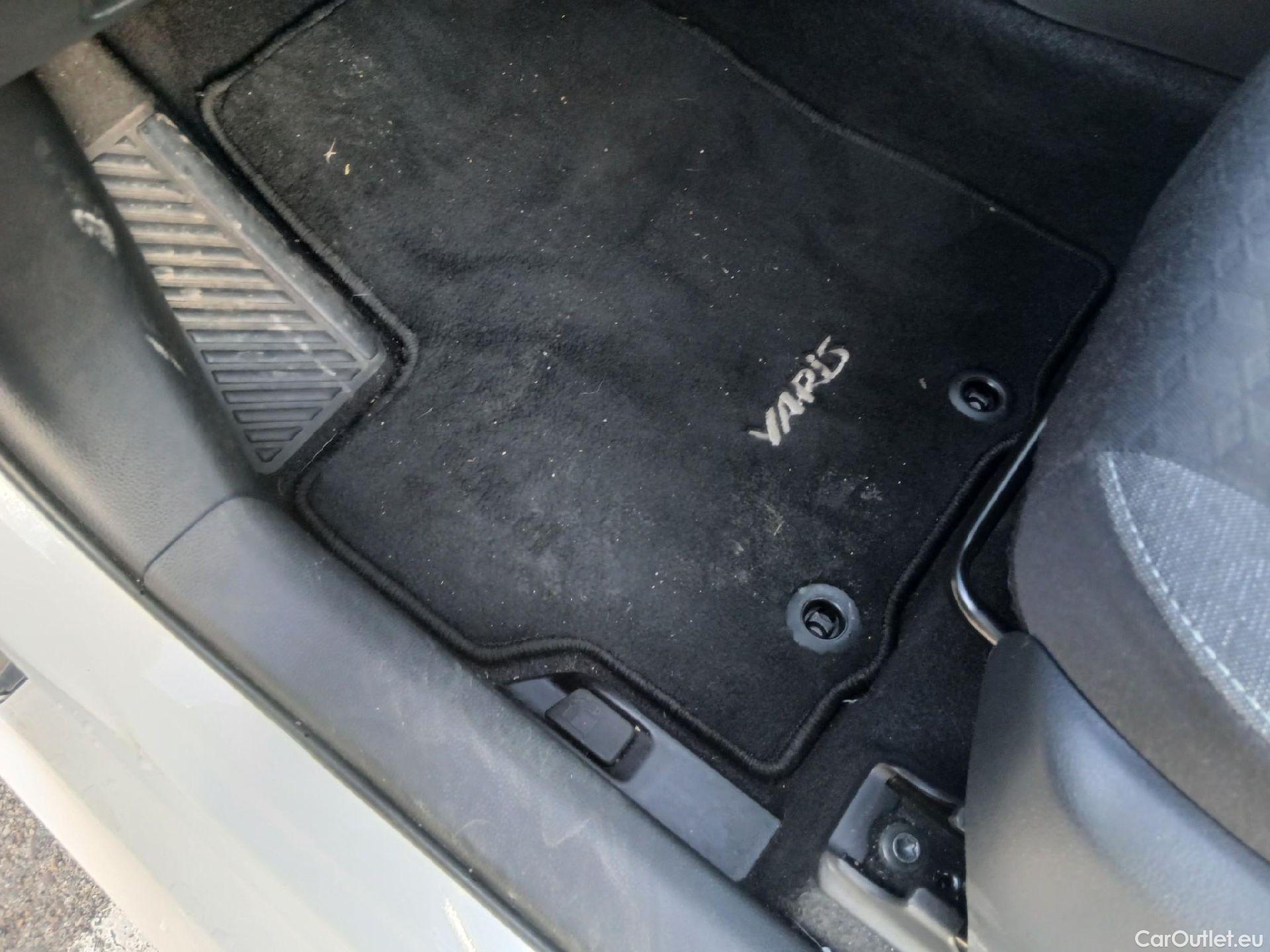  Toyota  Yaris TOYOTA  / 2020 / 5P / berlina con portón 1.5 120H Active Tech #6