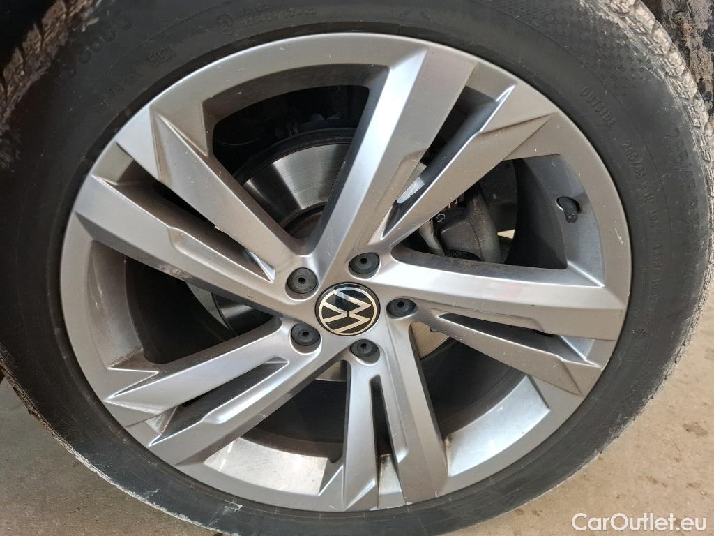  Volkswagen  Tiguan VOLKSWAGEN  / 2020 / 5P / SUV 2.0 TDI 150 DSG7 R-Line #26