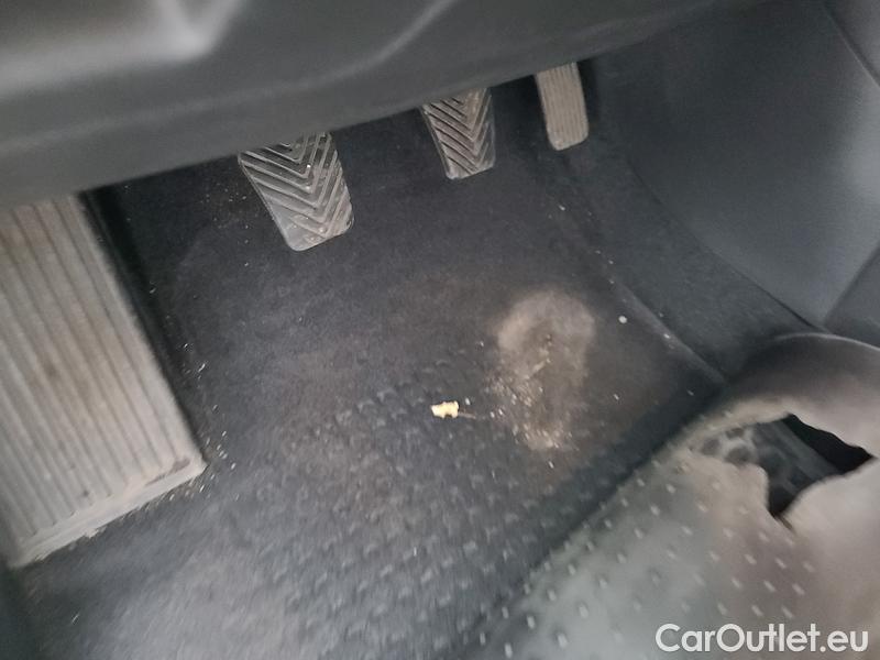  Hyundai  i30   cw (PD)(2017->)  kom.1.5T-GDI Family Smart #16