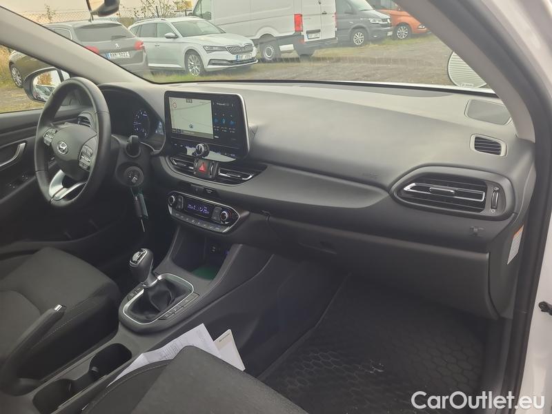  Hyundai  i30  (PD)(01.2017  ->)  kom.1.5T-GDI Family Smart #12