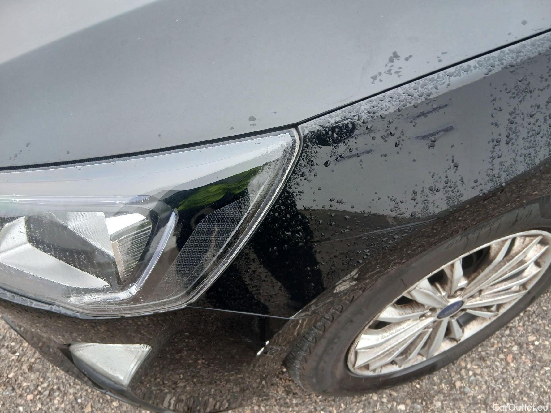  Ford  Focus FORD  / 2018 / 5P / berlina con portón 2.0 Ecoblue 110kW Titanium Auto #3