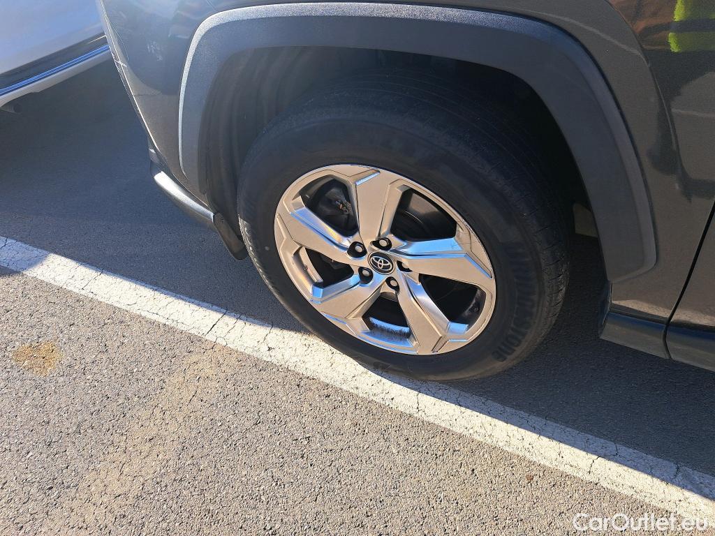  Toyota  RAV4 TOYOTA  / 2018 / 5P / todoterreno 2.5l 220H Advance #25