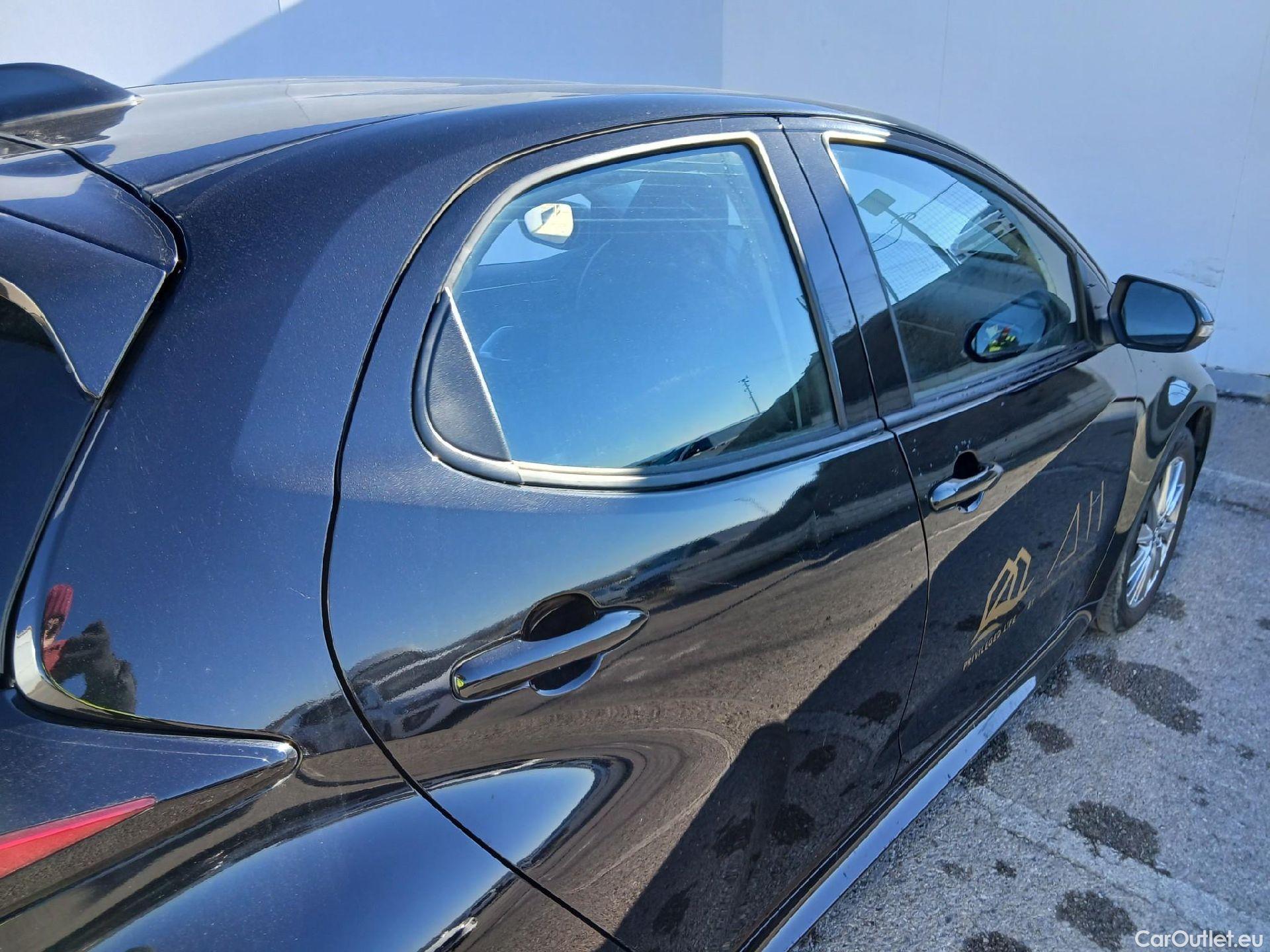  Toyota  Yaris TOYOTA  / 2020 / 5P / berlina con portón 1.5 120H Active Tech #21