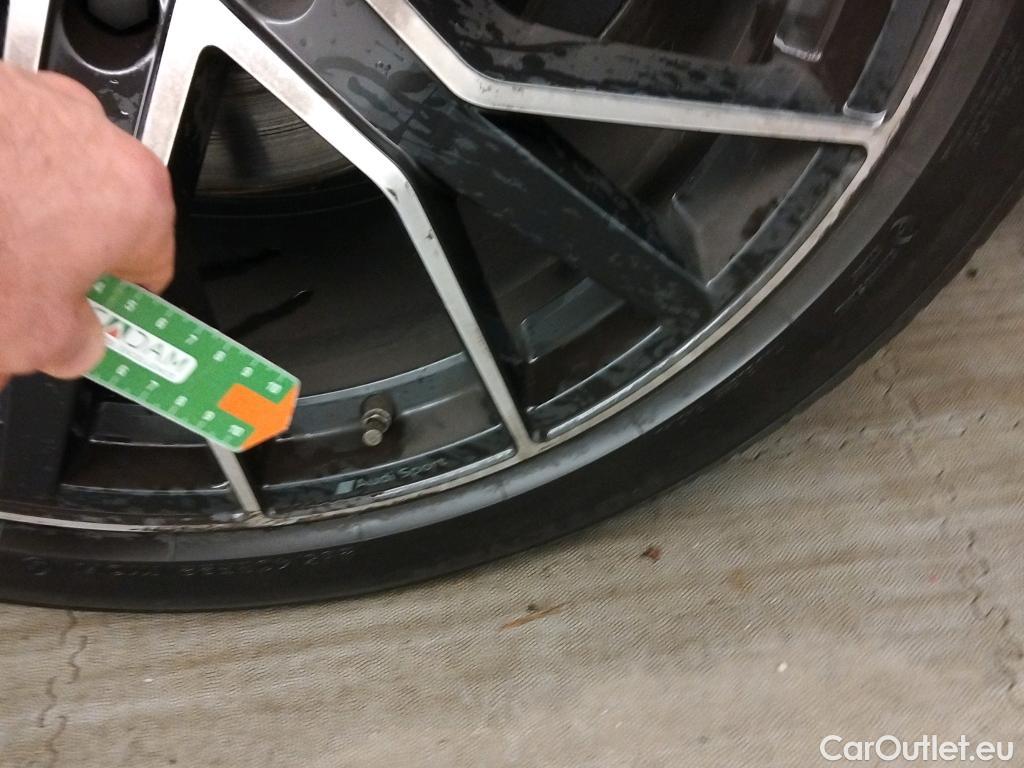  Audi  Q8 AUDI  / 2018 / 5P / todoterreno 50 TDI 210kW Black Line Plus quattro tip #16