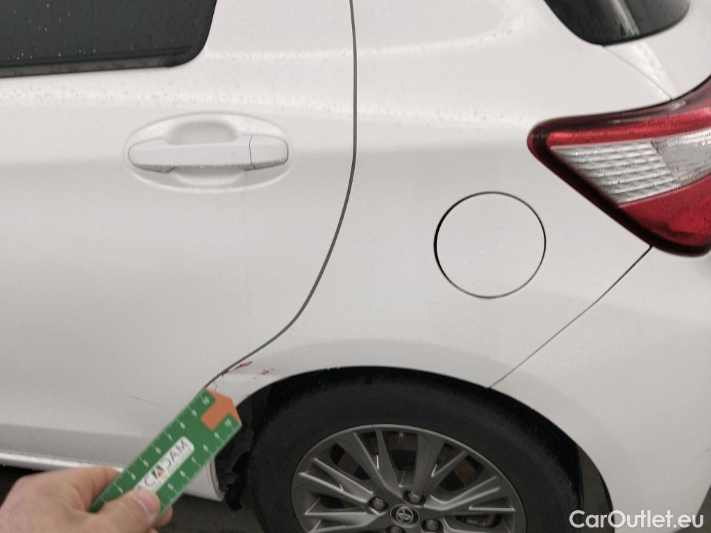  Toyota  Yaris TOYOTA  / 2017 / 5P / berlina con portón 1.5 100H Active #4