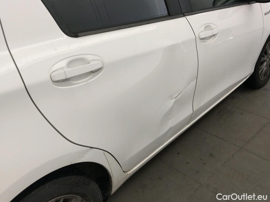  Toyota  Yaris TOYOTA  / 2017 / 5P / berlina con portón 1.5 100H Active #1