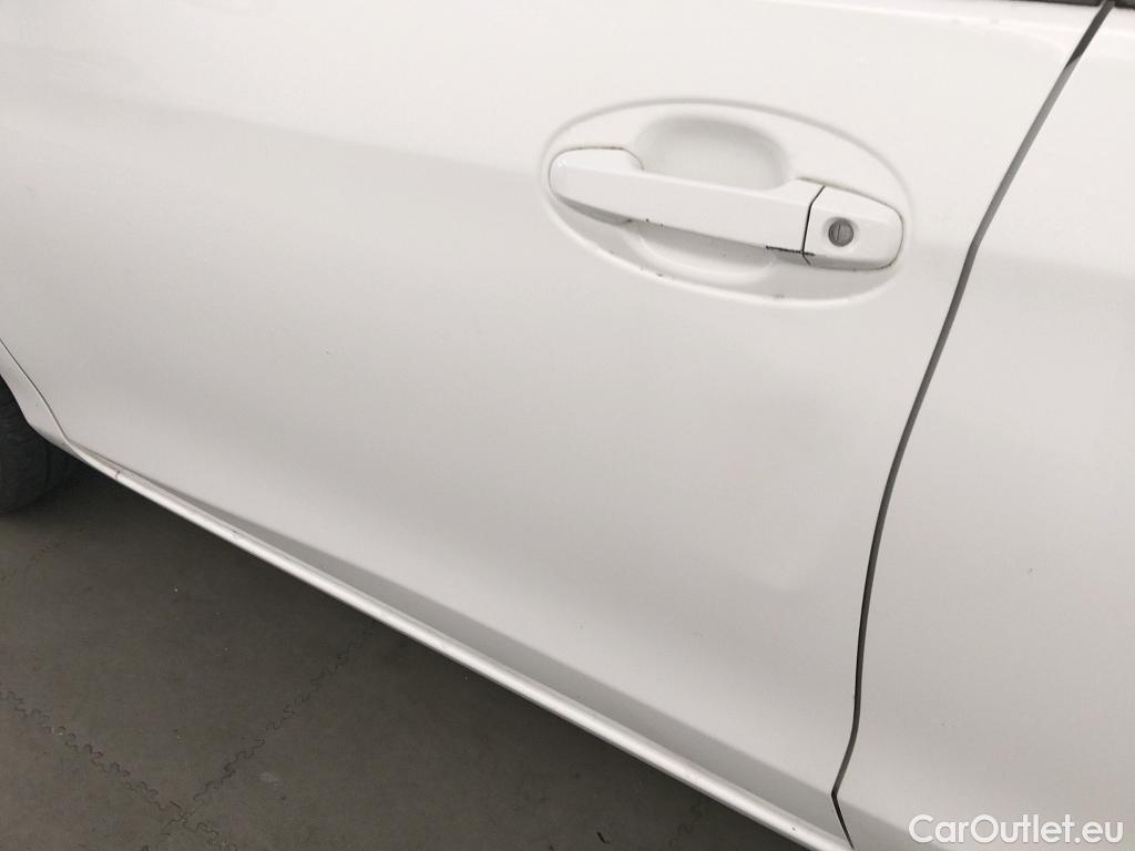  Toyota  Yaris TOYOTA  / 2017 / 5P / berlina con portón 1.5 100H Active #1